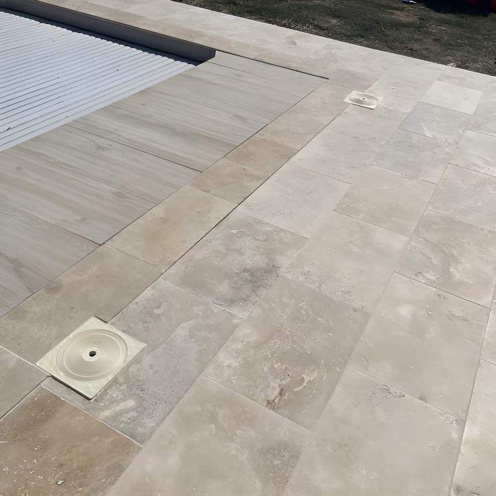 Pour embellir et protéger les parois et les zones autour de la piscine