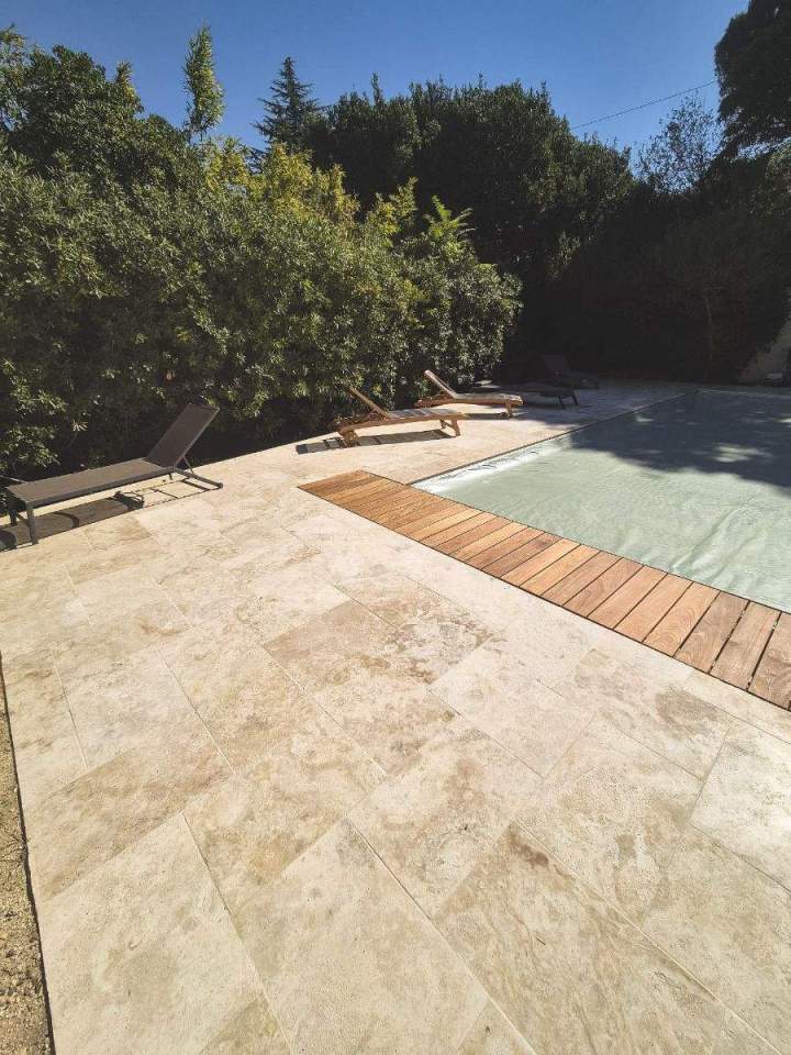 Misez pour une pose de carrelage afin de sublimer votre espace extérieur à Nîmes